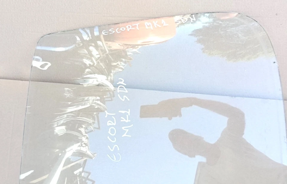 Parabrisas delantero de vidrio usado Ford Escort MK1 sedán 1967-1975 Foto 3 de 4