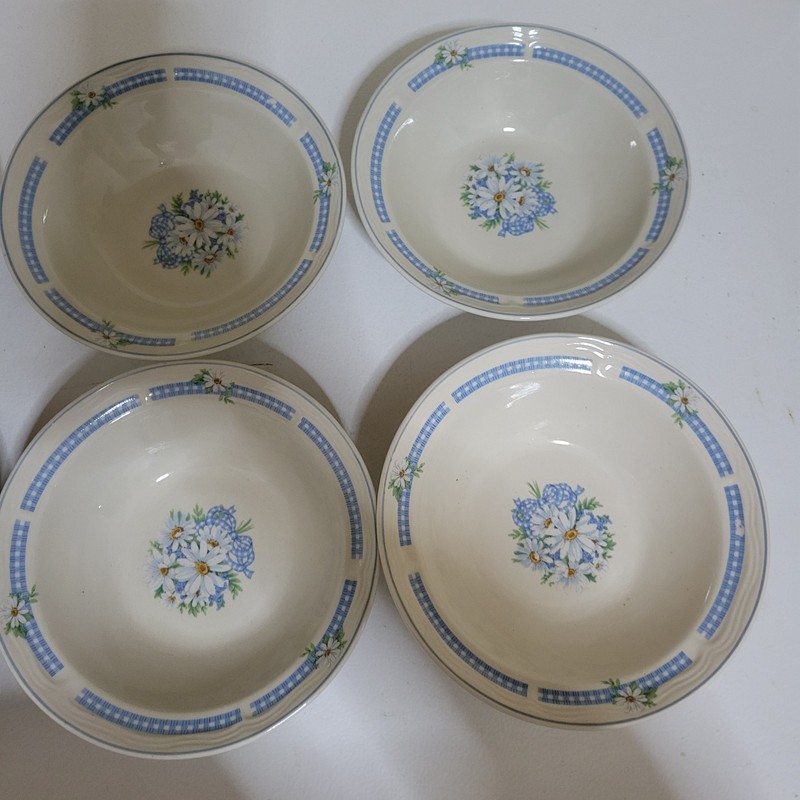 TIENSHAN (8) Daisy Bouquet 6 3/4 Inch Cereal Bowls - SET of 8 - DAISIES
