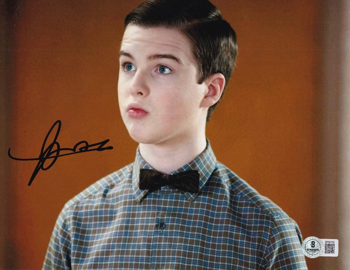 HWC Trading Foto Con Autografo Stampato Di Iain Armitage (Young Sheldon) – A4 Incorniciata, Pronta Da Regalare, Per Collezionisti E Fan