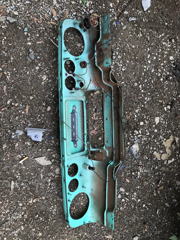 Bisel de panel de ajuste de radio de tablero Plymouth Savoy 56 Foto 2 de 2