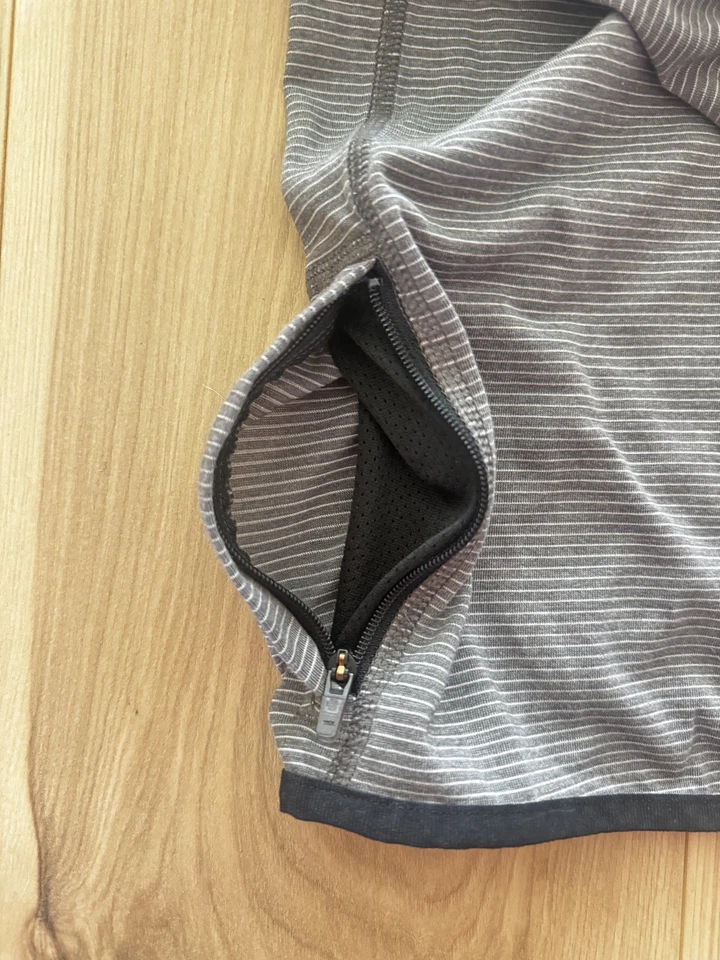 Camiseta com capuz Under Armour Streaker Run Heat Gear ajustada manga longa masculina M cinza  - Imagem 4 de 4