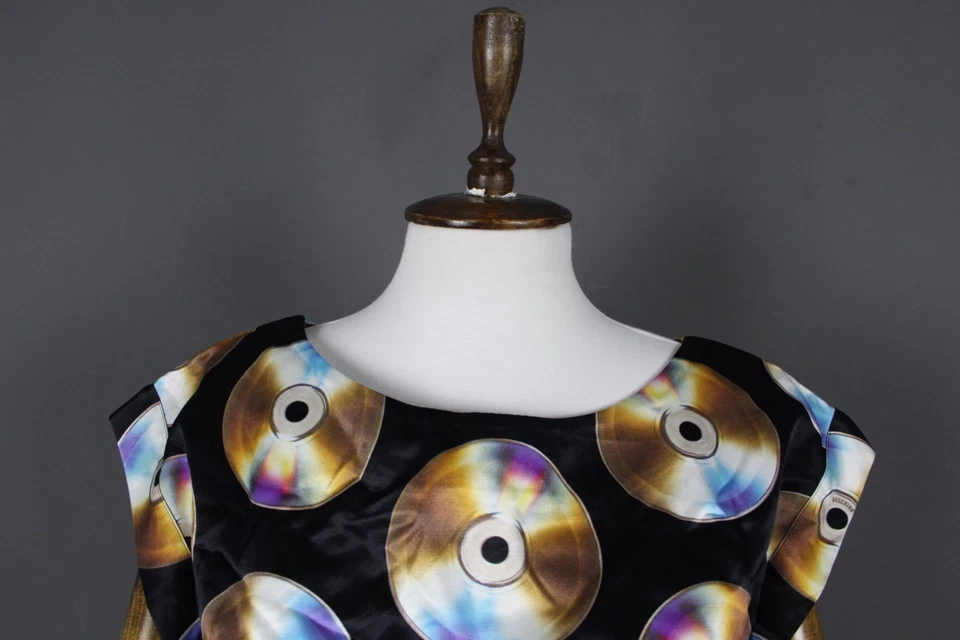 Blusa cropped H&Moschino multicolor bolinhas manga curta gola barco tamanho P - Imagem 2 de 4