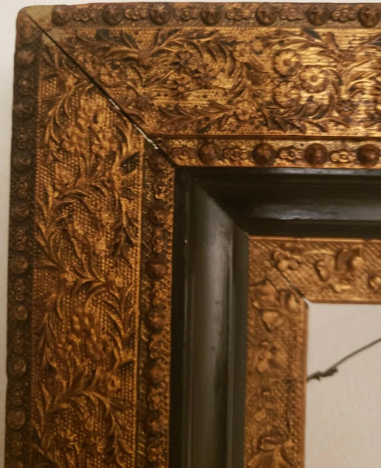 Antiguo marco de madera de yeso dorado con acento negro calidad de museo 9,75X7,75 inc Foto 4 de 4
