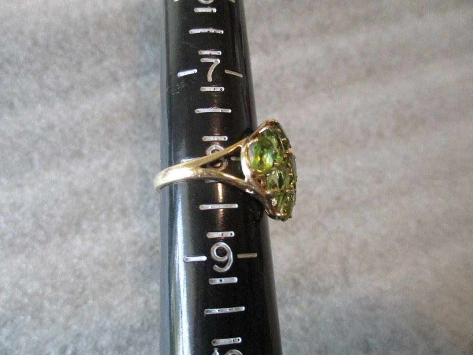 VINTAGE 10K YELLOW GOLD PERIDOT (9) COCKTAIL CLUSTER RING - SIZE 8 - ~5ct - 4.1g - Image 4 of 4