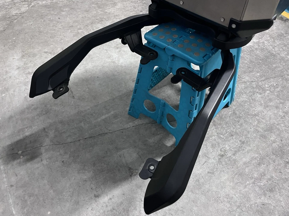 Baúl GIVI aluminio Soporte y Asideras Tornillería Completa HONDA XADV 750 21/24 - Imagen 4 de 4