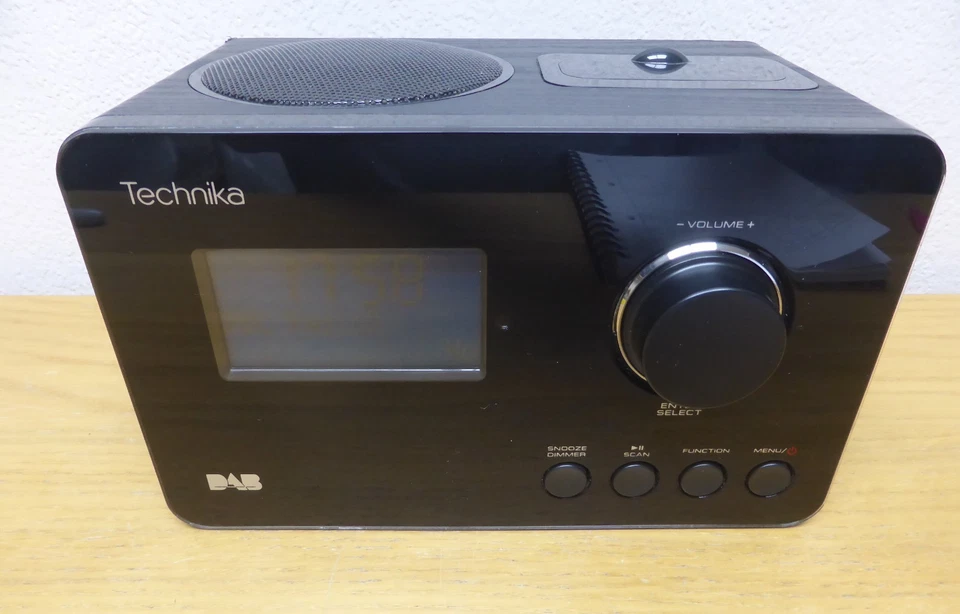 Radio Technika DAB con base para iPhone/iPod negra DAB129lDV GWO Foto 4 de 4