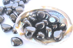THREE-Jet-Tumbled-Stone-30mm-QTY3-Healing-Crystal-Dispels-Fear-Protection