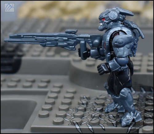 HALO MEGA BLOKS BLUE RED PROMETHEAN SOLDIER W/ BINARY RIFLE MINI FIGURE WARRIOR - Picture 3 of 5