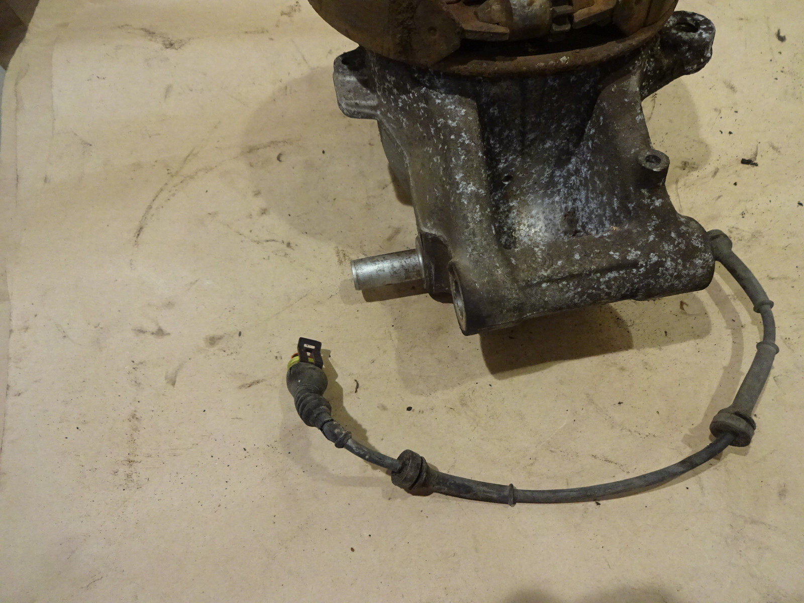 Maserati 4200 - LH Rear Hub Holder - Knuckel -W /Hub-Bearing & Shoes  P/N 189335