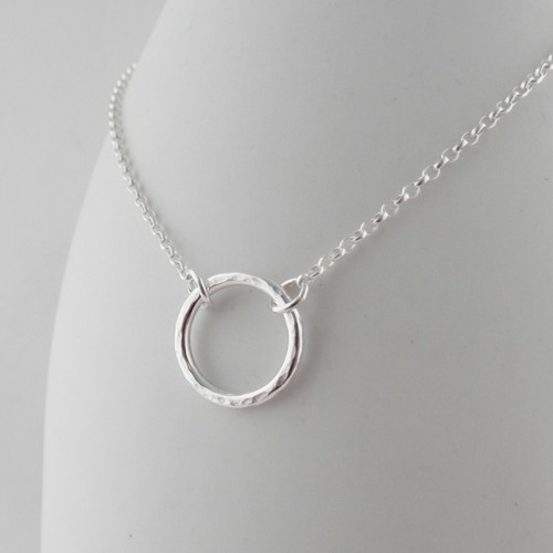 Colgante Círculo de Plata Esterlina Hecho a Mano Acabado de Martillos Amor Infinito Amistad - Imagen 2 de 12