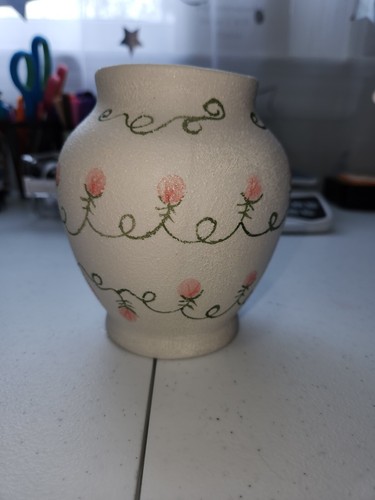 Vaso bianco con fiori rosa dipinti a mano e nastro blu - Foto 3 di 5