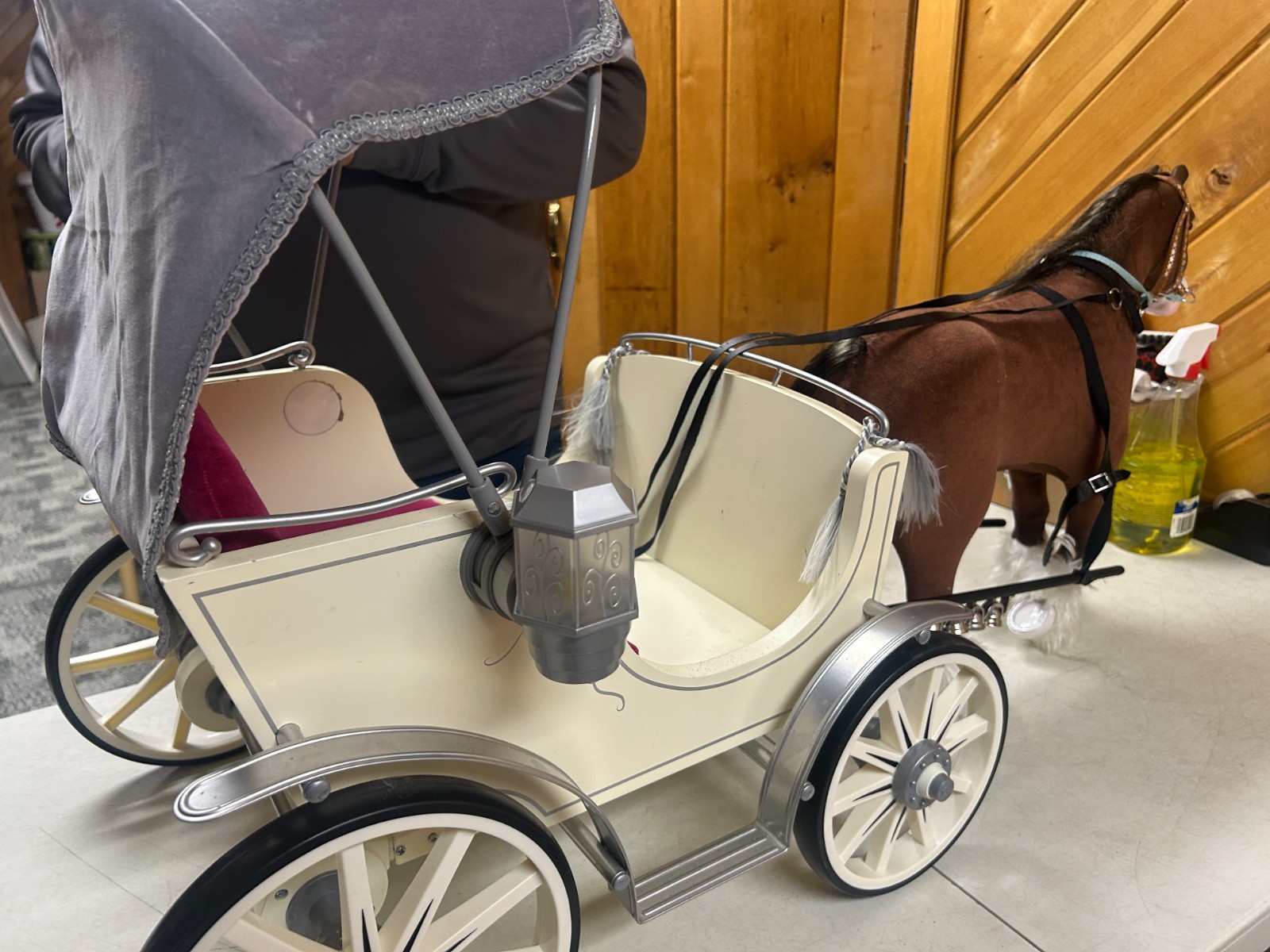AMERICAN GIRL DOLL PRETTY CITY HORSE DRAWN CARRIAGE SET W PRANCING HORSE REIGNS
