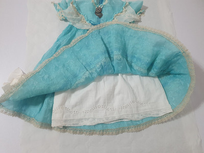 Robe Ancienne Pour Poupée, Organdi Et Dentelle, Années 1900, Avec Broches, Modèle Emile Jumeau
