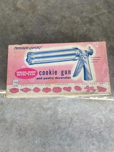 Vintage Wear-Ever Cookie Gun Model 3367 With 9 Cookie Discs & 2 Decorating Tips