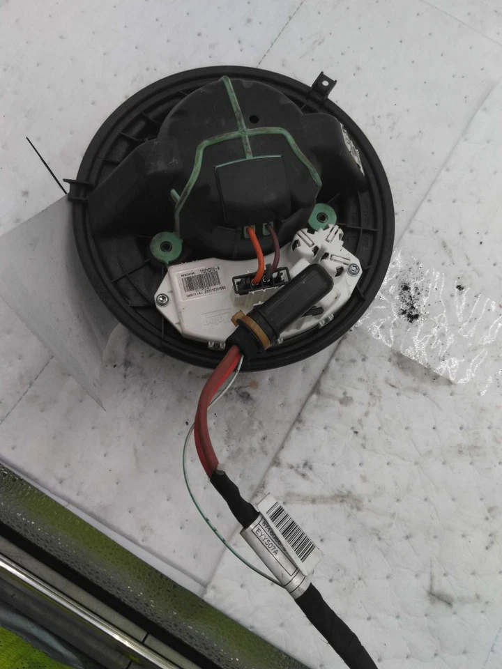 Motor soplador HVAC usado se adapta a: BMW 328I grado A 2011 Foto 3 de 4