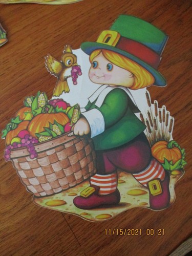 4~VINTAGE 1978 BEISTLE CO.THANKSGIVING DECORATIONS~PILGRAMS & INDIAN 11" x 12" - Picture 4 of 10