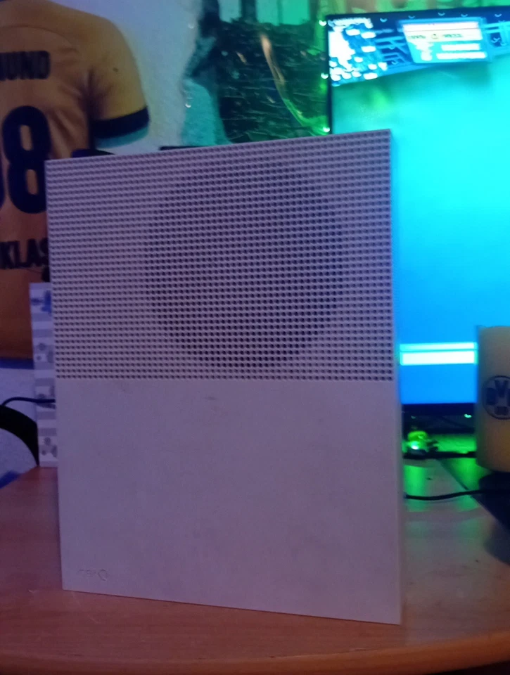 Microsoft Xbox One S, Foto 1 von 4