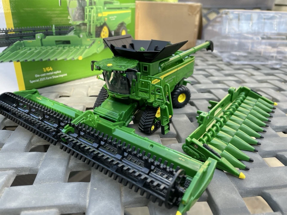 New Ertl 1/64 2025 John Deere S7 900 Tracked Combine Farm Show Edition *NIB* - Image 3 of 4