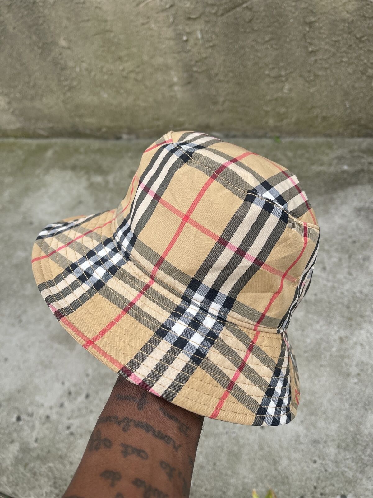 het beleid Bungalow Kan niet Burberry Bucket Hat Worn By PANAMA | eBay