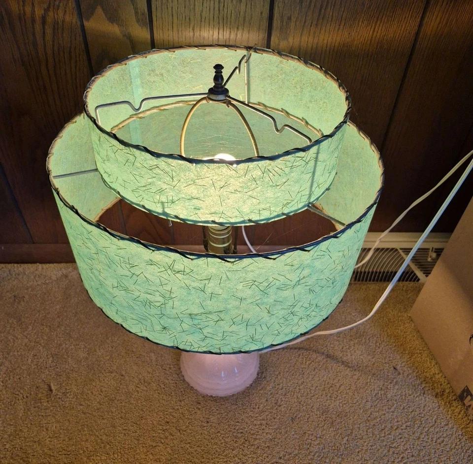 Auténtica lámpara de mesa moderna retro de mediados de siglo de la década de 1950 y 1960 pantalla de fibra de vidrio Foto 4 de 4