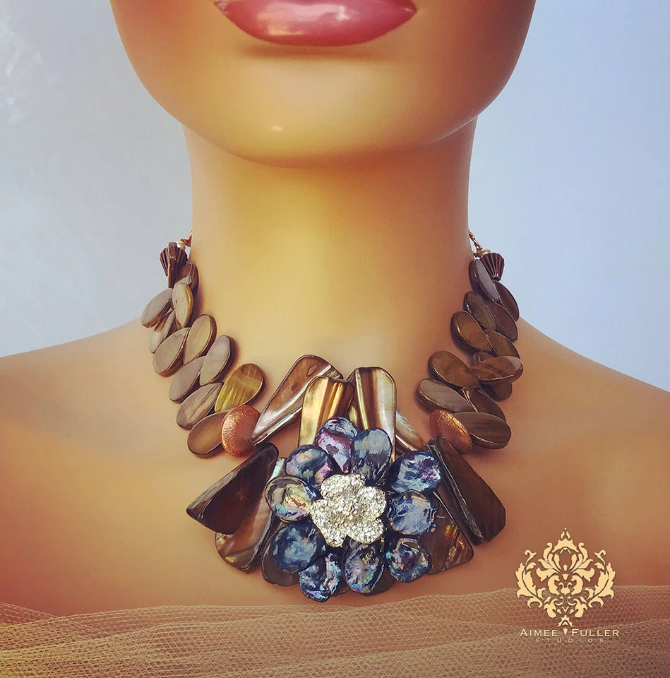 Collar colgante con pasador de flores y diamantes de imitación Keshi marrón madreperla concha Foto 3 de 4