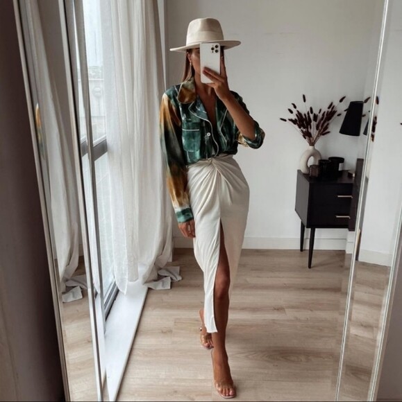 Jupe Zara En Satin Nouée – Taille S, Couleur écru, Style Montant Et Cintré
