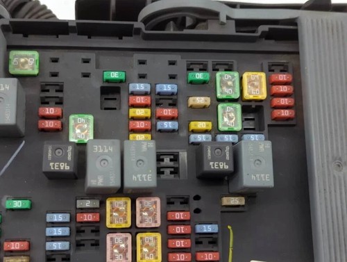 2007-2009 Chevy Suburban 1500 2500 Engine Fusebox Fuse Box Relay Module OEM - Picture 2 of 5