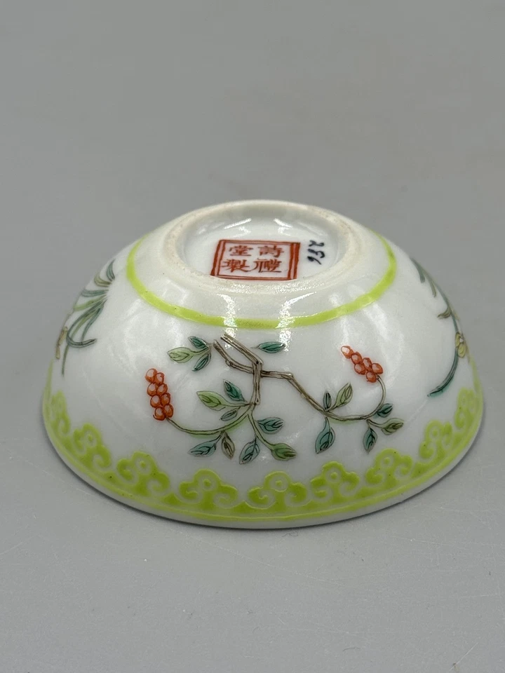 Copo de porcelana antigo início do século XX chinês quatro estações flores 2 3/4"" - Imagem 3 de 4