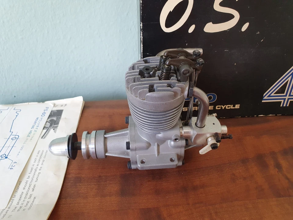 O.S. FS-60 Viertaktmotor Mit Offenen Wippen Wie Neu In Box - Bild 2 von 3
