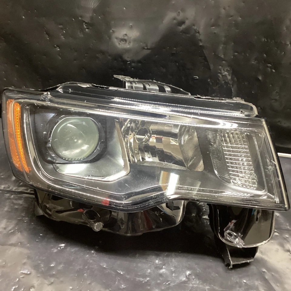 2016-2022 JEEP GRAND CHEROKEE WK RIGHT PASSENGER RH HEADLIGHT HALOGEN BLACK OEM - Image 2 of 4