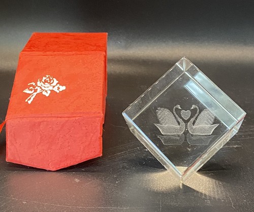 1,5" massiver Glas Briefbeschwerer mit lasergeätzten Liebesschwänen und magnetischem rotem Etui - Bild 1 von 12