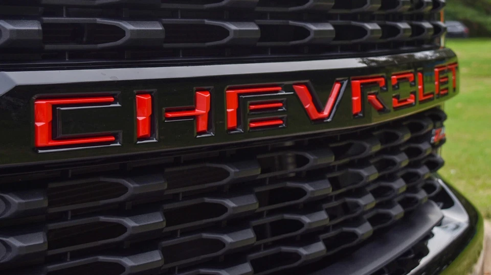 Silverado 2500HD 3500HD 2020-2023 parrilla delantera letra Chevrolet rojo vivo Foto 2 de 4