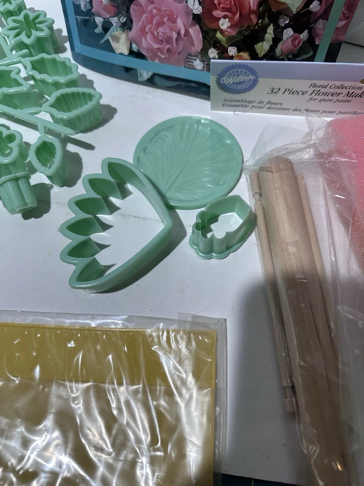 Wilton Gum Paste Flower Making Set (32 Pieces) Vintage 90’s Cake Decorating - Image 4 of 4