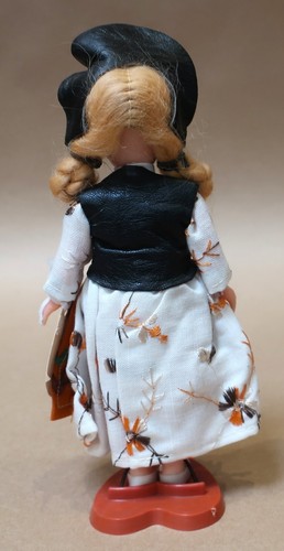 VINTAGE CARLSON DOLL WITH STAND PIONEER GIRL 8-12 SLEEPY EYES 21cm TALL - Bild 2 von 5