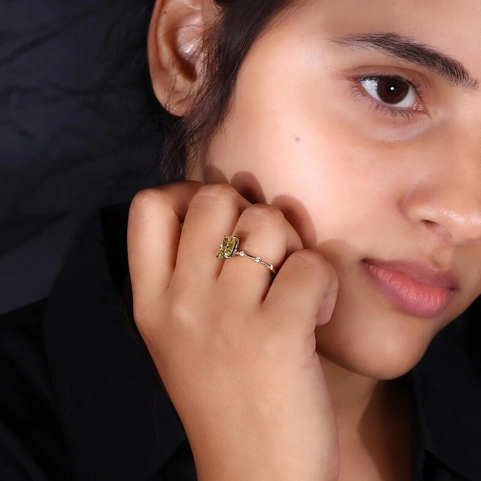 Anillo de compromiso clásico de oro amarillo de 10 quilates con diamantes cultivados en laboratorio de 2,09 quilates Foto 2 de 4