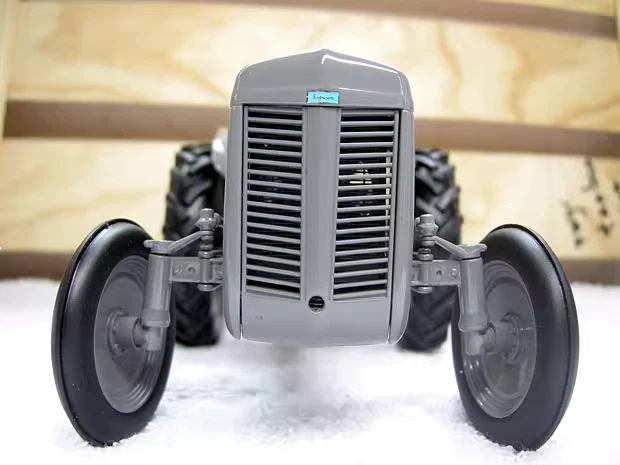 Universal Hobbies 1/16 FERGUSON TEA 20 1949 Tractor Diecast Model UH2690 - Image 3 of 4