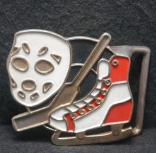 XD05117 SWEET VINTAGE 1970s *HOCKEY GEAR* INDOOR SPORTS ARTWORK MENS BELT BUCKLE