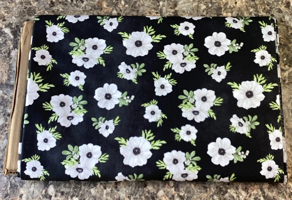 Muelles creativos. Tela de algodón Simple Flower Toss CP69977 blanca sobre negra (518) Foto 2 de 4