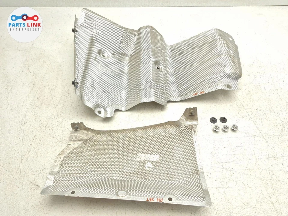 Mercedes C63 AMG 2016-21 protector térmico trasero derecho silenciador escape juego W205 Foto 2 de 4