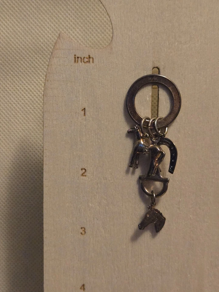 Aretes con cabeza de caballo, herradura y caballo en tono bronce Foto 2 de 4