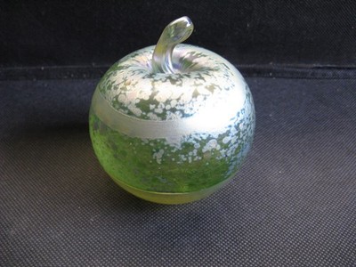 OKRA IRISIERENDER KUNSTGLASAPFEL BRIEFBESCHWERER