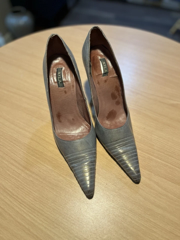 N.Y.L.A. Tacones de aguja de cuero metálico púrpura con punta, talla: 10 Foto 3 de 4