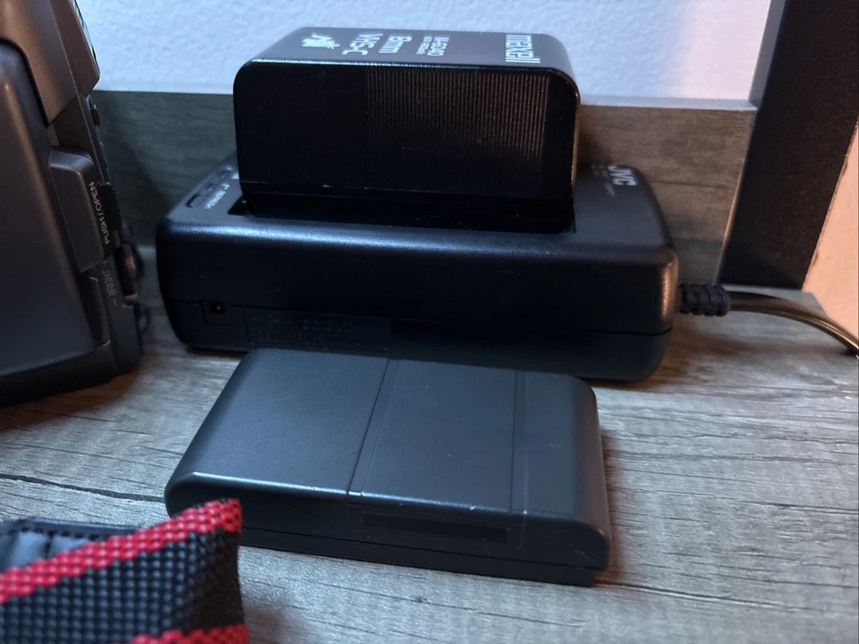 JVC GR-SXM515U Super VHS Camcorder With 2 Batteries 1 Tape And Charger - Image 2 of 4