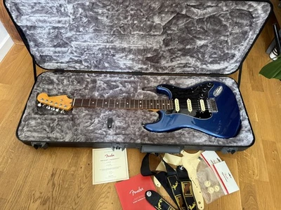 Fender American Ultra Strat HSS RW COB, blau/schwarz mit Elite Case + Zubehör - Bild 1 von 4
