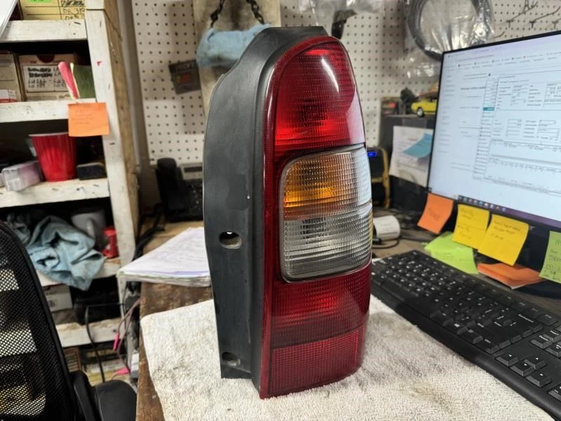 Lámpara de montaje de luz trasera derecha para pasajero Chevrolet Venture 1997-2005 OEM Foto 2 de 3