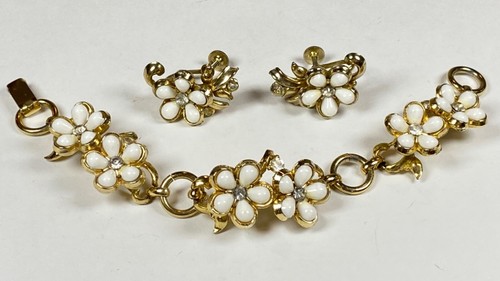 CORO VINTAGE SET Gold Tone Bracelet Screw Earrings White Enamel Flowers - Picture 13 of 13