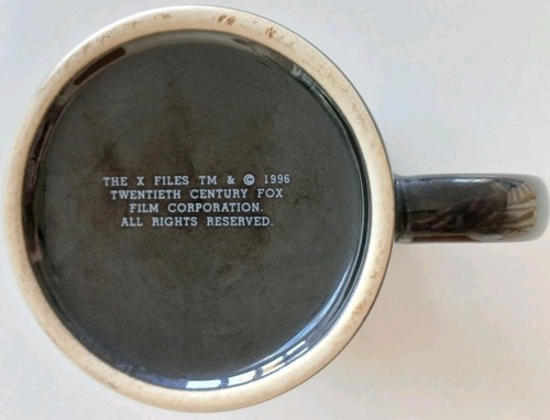 THE X FILES TM & 1996 TWENTIETH CENTURY FOX FILM CORPORATION MUG - BLACK & GOLD - Picture 10 of 11