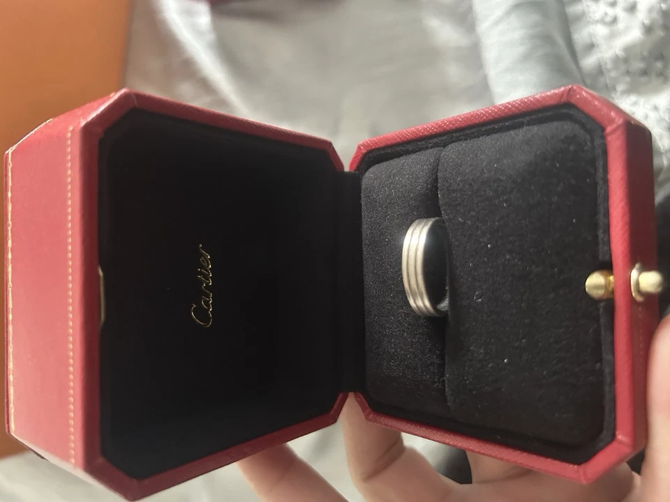 Alianza de boda Cartier de oro blanco para hombre Foto 2 de 3