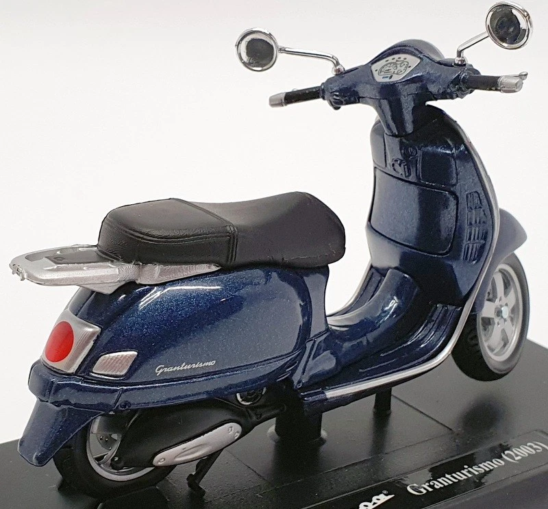 Maisto 1/18 Scale Model Scooter 39540 - 2003 Vespa Grandturismo - Image 2 of 4