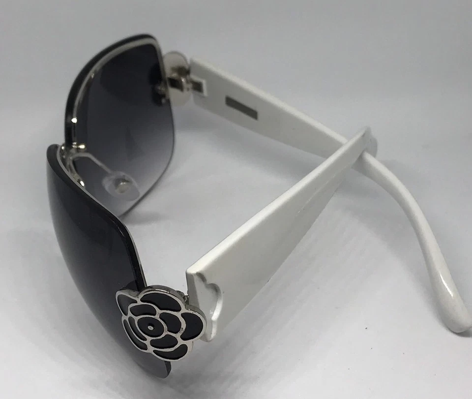 Marco blanco con flor Foster Grants Max Block 100 % protección UVA UVB para mujer Foto 2 de 4